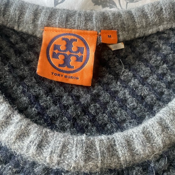 Sweaters - Picture 5 of 5